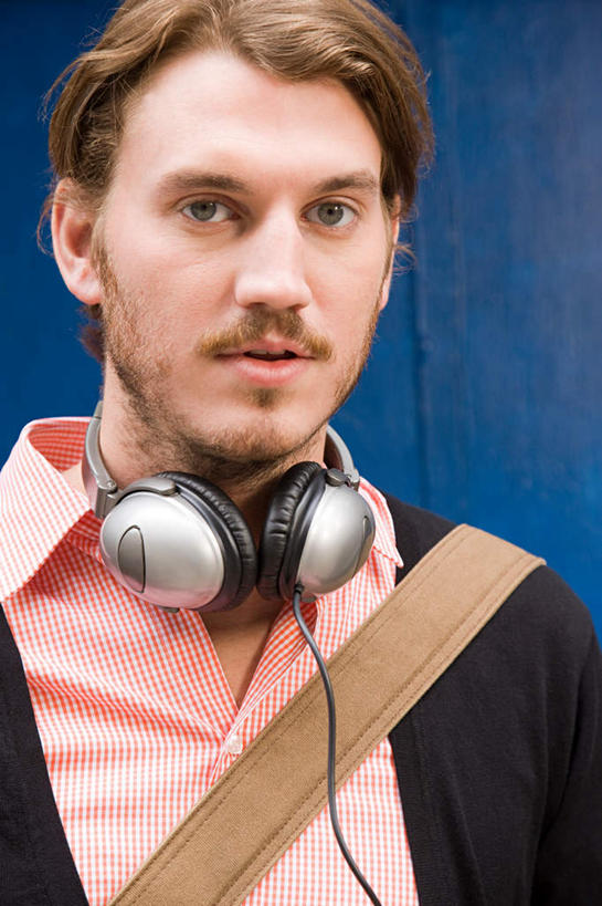 西方人,胡须,一个人,站,笑,微笑,竖图,室外,白天,正面,快乐,满意,幸福,欧洲,欧洲人,仅一个男性,仅一个人,服装,墙,音响,音乐,注视,休闲装,娱乐,墙壁,墙面,仅一个年轻男性,衣服,蓝色,耳机,观察,看,站着,享受,休闲,休闲服,放松,服饰,观看,察看,舒适,享乐,关注,男人,男性,年轻男性,白种人,胡子,小胡子,站立,半身,彩图