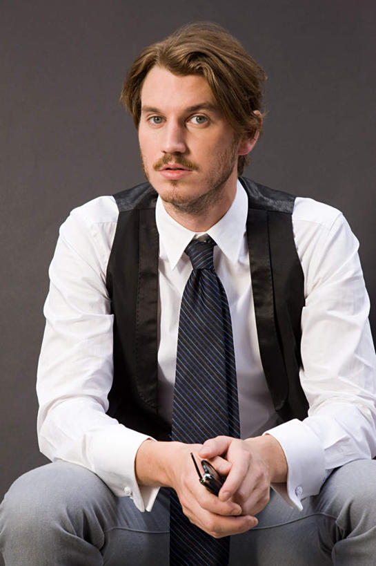 西方人,胡须,一个人,坐,打电话,竖图,室内,白天,正面,电话,手机,欧洲,欧洲人,仅一个男性,仅一个人,握,灰色背景,服装,领带,拿,拿着,注视,通讯设备,仅一个年轻男性,衣服,观察,看,握着,摄影,服饰,影棚,观看,察看,象征,衣着,庄重,穿着,关注,身份,正式,地位,衣饰,交流,男人,男性,年轻男性,白种人,胡子,小胡子,沟通,通话,坐着,半身,彩图,影棚拍摄,拍摄