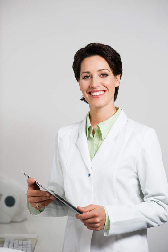 西方人,一个人,牙科医生,站,笑,微笑,露齿笑,竖图,室内,白天,正面,工作服,制服,欧洲,欧洲人,仅一个女性,仅一个人,握,服装,材料,档案,文件,纸,墙,拿,拿着,注视,墙壁,墙面,衣服,白色,手稿,资料,观察,看,站着,仅一个中年女性,握着,服饰,观看,证明,察看,衣着,穿着,关注,文档,工作制服,衣饰,女人,女性,中年女性,白种人,牙医,站立,半身,彩图,工作套服