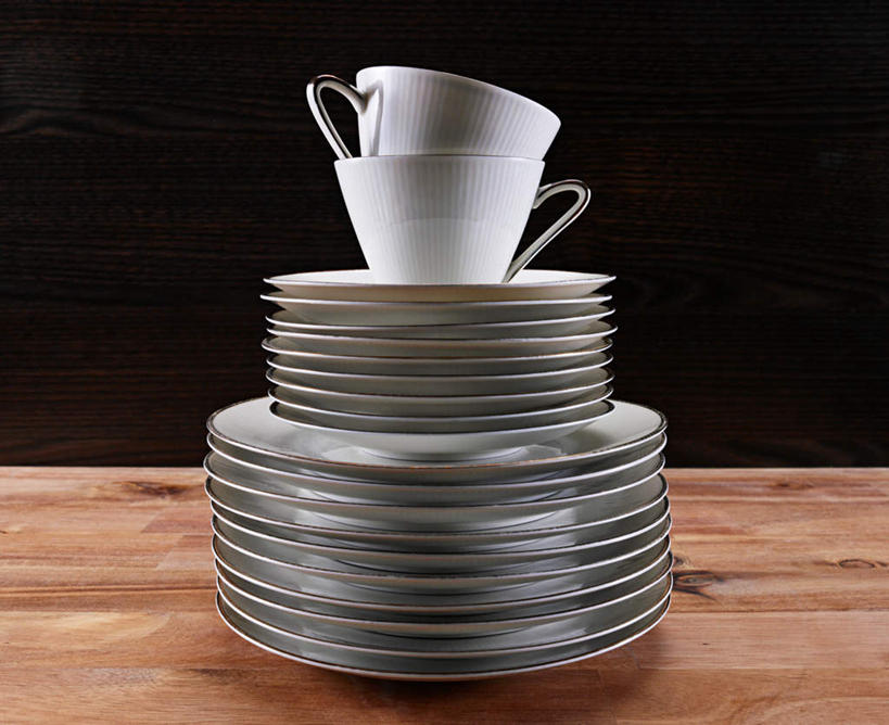 无人,横图,室内,特写,白天,正面,桌面,桌子,静物,杯子,餐具,一排,许多,阴影,黑色背景,整齐,反射,木制,碟子,盘,影子,陶瓷,陶瓷制品,很多,排列,盘子,木制品,水杯,碟,摄影,影棚,堆,队列,茶杯,彩图,影棚拍摄,拍摄