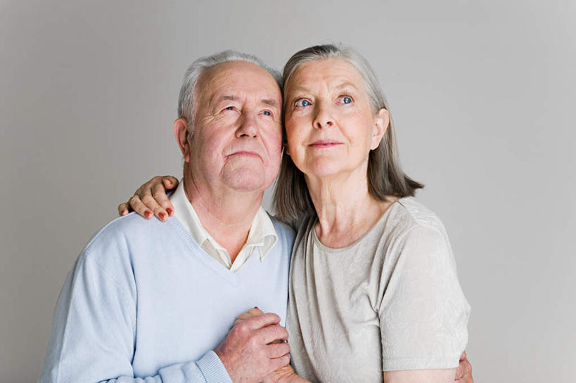 西方人,老年人,两个人,家庭,夫妻,站,抱,横图,室内,白天,正面,爱情,欧洲,欧洲人,灰色背景,服装,浪漫,注视,休闲装,衣服,观察,看,站着,休闲,温暖,温馨,一家人,休闲服,恩爱,恋人,摄影,服饰,影棚,抱着,观看,和睦,察看,搂着,关注,老年男性,老年女性,男人,男性,女人,女性,白种人,夫妇,情侣,怀抱,搂,搂抱,相抱,拥抱,站立,半身,彩图,影棚拍摄,拍摄,伴侣,融洽