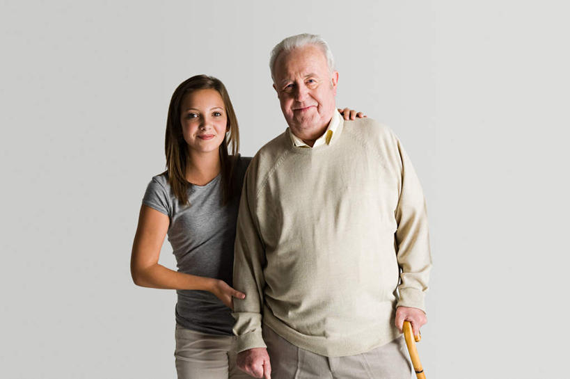 西方人,儿童,老年人,两个人,家庭,祖父,站,笑,微笑,露齿笑,横图,室内,白天,白色背景,正面,纯洁,欧洲,欧洲人,握,服装,工具,注视,休闲装,小孩,衣服,扶,观察,看,站着,休闲,温暖,温馨,一家人,休闲服,器械,可爱,童年,童趣,握着,摄影,服饰,影棚,爷爷,拐杖,观看,祖孙,手杖,和睦,察看,扶着,关注,医疗器械,童真,烂漫,无邪,外孙女,外公,外祖父,辅助设备,天真,老年男性,男人,男性,女孩,白种人,孩子,孙女,站立,半身,彩图,影棚拍摄,拍摄,融洽,女生