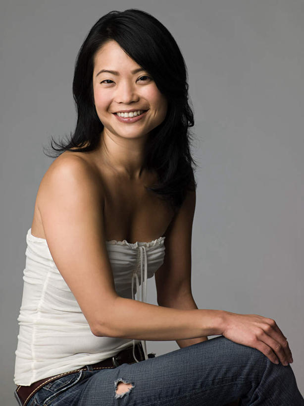 东方人,一个人,坐,笑,微笑,露齿笑,竖图,室内,白天,侧面,亚洲,仅一个年轻女性,仅一个女性,仅一个人,灰色背景,服装,裤子,扭头,注视,牛仔裤,黄种人,衣服,抹胸,观察,看,转头,摄影,服饰,影棚,观看,察看,衣着,穿着,关注,衣饰,年轻女性,女人,女性,亚洲人,坐着,半身,彩图,影棚拍摄,拍摄