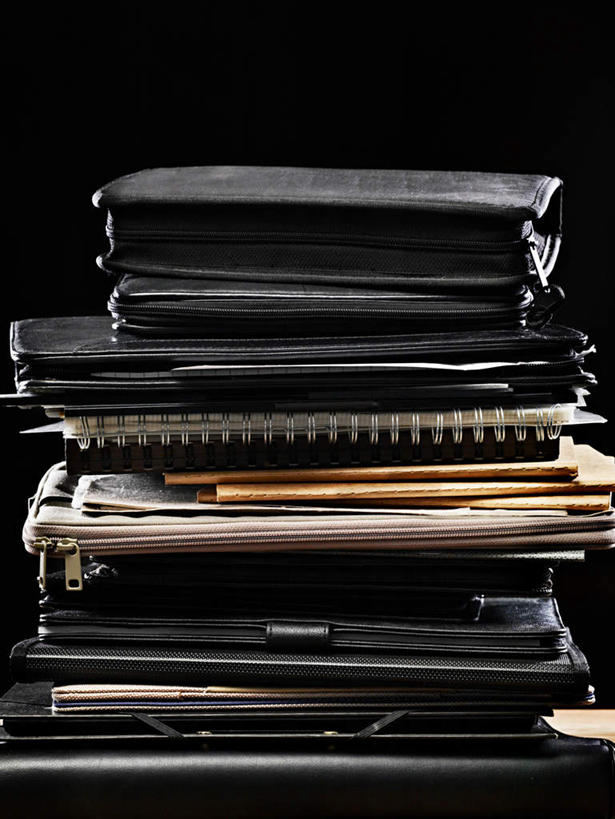 无人,竖图,室内,特写,白天,正面,静物,一排,许多,阴影,黑色背景,整齐,反射,材料,档案,文件,影子,纸,很多,排列,手稿,资料,摄影,影棚,堆,证明,队列,文档,彩图,影棚拍摄,拍摄