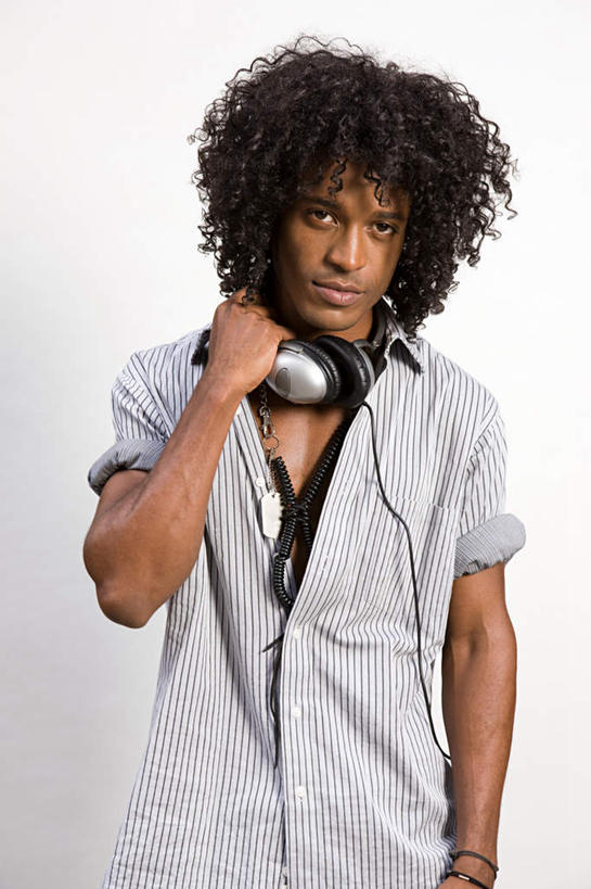 西方人,一个人,站,竖图,室内,白天,白色背景,正面,衬衫,快乐,满意,幸福,欧洲,非洲,黑人,欧洲人,仅一个男性,仅一个人,握,服装,音响,音乐,拿,拿着,注视,娱乐,仅一个年轻男性,衣服,耳机,观察,看,站着,享受,休闲,放松,握着,摄影,服饰,影棚,观看,察看,舒适,享乐,衣着,穿着,关注,衣饰,男人,男性,年轻男性,非洲人,站立,半身,彩图,影棚拍摄,衬衣,拍摄