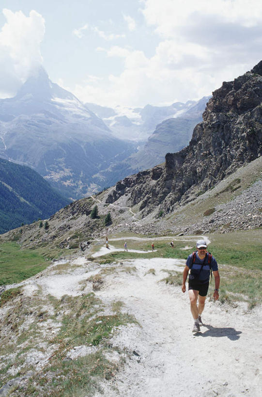 西方人,四个人,走,竖图,室外,白天,正面,旅游,度假,草地,草坪,石头,美景,山,山脉,植物,道路,路,帽子,瑞士,欧洲,阿尔卑斯山,欧洲人,阴影,服装,光线,包,石子,影子,景观,山峰,云,云朵,小路,交通,山峦,云彩,旅行包,休闲装,娱乐,运动帽,草,衣服,蓝色,绿色,白云,蓝天,天空,阳光,自然,背包,群山,天,享受,休闲,休闲服,鸭舌帽,景色,放松,服饰,乡间小路,晴朗,自然风光,中欧,瑞士联邦,旅游包,冰川之城,采尔马特,策尔马特,男人,男性,年轻男性,白种人,石块,岩石,晴空,步行,散步,走路,彩图,全身,双肩包