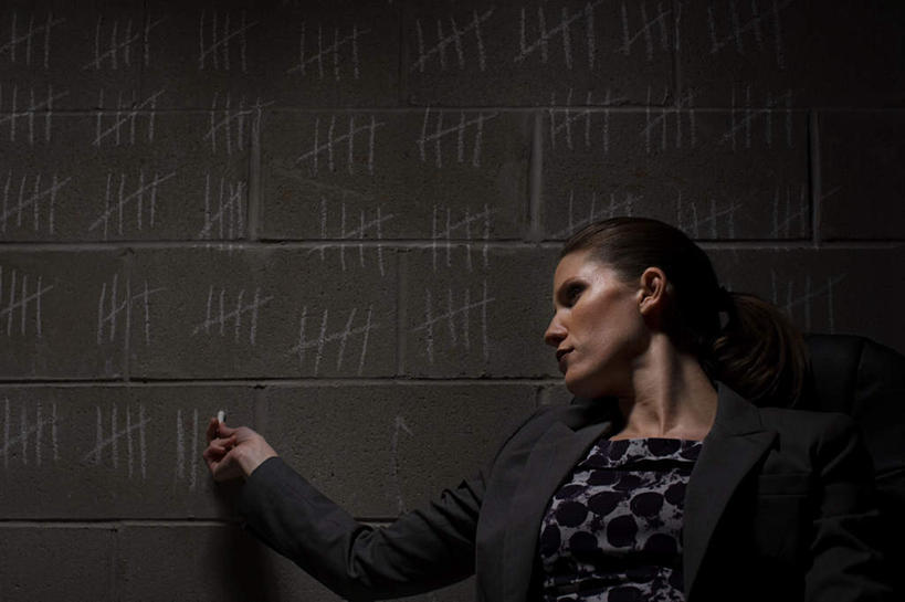 西方人,一个人,商务人士,商务女性,站,横图,室内,白天,正面,照明,欧洲,欧洲人,仅一个年轻女性,仅一个女性,仅一个人,握,阴影,套装,光线,笔,工具,影子,墙,灯光,拿,拿着,扭头,注视,墙壁,墙面,灯,粉笔,学习用品,灯具,观察,看,站着,转头,握着,监狱,观看,聚光灯,文具用品,照亮,察看,监禁,束缚,照明设备,关注,商务装,关押,监牢,牢狱,工薪阶层,监管,禁闭,白垩,年轻女性,女人,女性,白种人,白领,看守,上班族,站立,半身,彩图