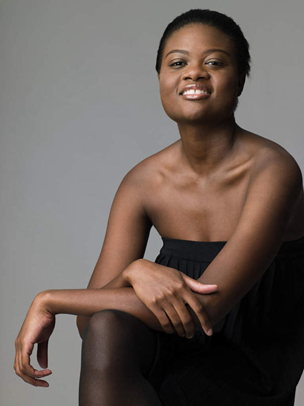 西方人,一个人,坐,笑,微笑,露齿笑,竖图,室内,白天,正面,裙子,椅子,欧洲,非洲,黑人,欧洲人,仅一个年轻女性,仅一个女性,仅一个人,灰色背景,连衣裙,服装,木椅,注视,衣服,黑色,抹胸,观察,看,搭,摄影,服饰,影棚,观看,察看,衣着,穿着,搭着,关注,抹胸裙,衣饰,年轻女性,女人,女性,非洲人,坐着,半身,彩图,影棚拍摄,拍摄