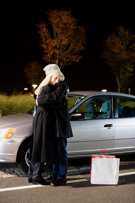 西方人,中年人,两个人,家庭,夫妻,站,抱,竖图,室外,夜晚,侧面,爱情,购物,消费,草地,草坪,植物,道路,路,公路,汽车,袋子,欧洲,欧洲人,一辆,阴影,服装,光线,包装袋,手提袋,影子,分界线,购物袋,停车线,交通,浪漫,休闲装,相视,车,草,树,树木,衣服,绿色,阳光,自然,交通工具,轿车,站着,休闲,温暖,温馨,一家人,面对面,休闲服,恩爱,金融,恋人,服饰,生长,成长,抱着,对视,车行道,车行道分界线,和睦,搂着,购买,载具,标线,相对,贸易,车行线,相看,男人,男性,女人,女性,中年男性,中年女性,白种人,夫妇,情侣,马路,怀抱,搂,搂抱,相抱,拥抱,站立,彩图,全身,伴侣,融洽