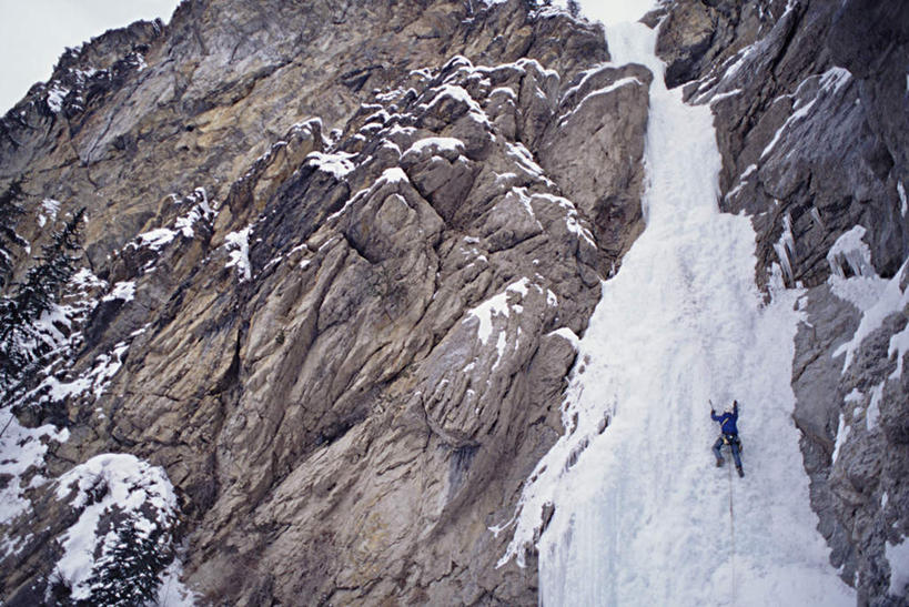 西方人,一个人,攀登,横图,室外,白天,仰视,锻炼,旅游,度假,探险,运动,攀岩,石头,美景,山,雪,雪山,大雪,欧洲,加拿大,欧洲人,仅一个男性,仅一个人,仅一个中年男性,握,服装,石子,冰,积雪,景观,山峰,雪景,冬季,冬天,山峦,拿,拿着,休闲装,娱乐,运动器械,极限运动,衣服,蓝色,自然,享受,休闲,休闲服,爬,景色,放松,寒冷,握着,服饰,冰冷,北美,北美洲,自然风光,室外运动,美洲,户外运动,北亚美利加洲,亚美利加洲,严寒,冰凉,酷寒,凛冽,凛凛,极冷,卑诗省,不列颠哥伦比亚,不列颠哥伦比亚省,冰镐,登山装备,冒险,体育,男人,男性,中年男性,白种人,石块,岩石,登山,攀爬,彩图,低角度拍摄,全身,健身,运动器材
