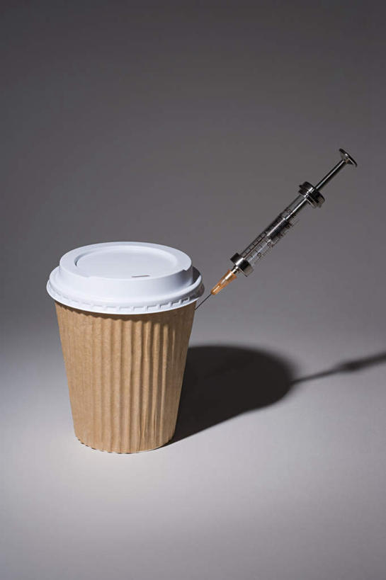 咖啡,无人,竖图,俯视,室内,特写,白天,幸福,餐桌,桌子,杯子,阴影,黑色背景,反射,影子,一杯,娱乐,饮料,一个,纸制品,享受,休闲,温馨,针管,针筒,放松,乐趣,注射,摄影,影棚,单个,餐台,纸杯,医疗,医疗设备,注射器,提神,舒适,一次性杯子,醒脑,软饮料,彩图,高角度拍摄,影棚拍摄,拍摄