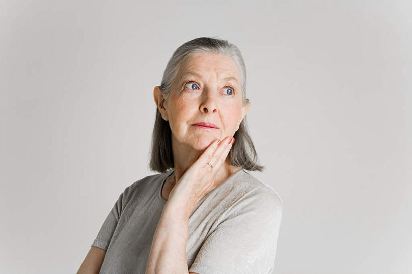 西方人,一个人,站,横图,室内,白天,白色背景,正面,欧洲,欧洲人,仅一个女性,仅一个人,撑,服装,扭头,托腮,注视,休闲装,衣服,观察,看,托,站着,转头,休闲,休闲服,摄影,服饰,仅一个老年女性,影棚,观看,察看,关注,托下巴,老年女性,女人,女性,白种人,站立,半身,彩图,影棚拍摄,拍摄