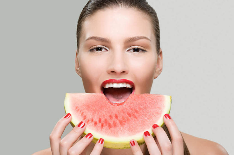 西方人,脸,头,脸颊,手,一个人,笑,吃,微笑,露齿笑,横图,室内,特写,白天,正面,西瓜,水果,欧洲,欧洲人,双手,仅一个年轻女性,仅一个女性,仅一个人,一块,切开,握,咬,灰色背景,新鲜,装饰,墙,生食,食品,果实,拿,指甲油,拿着,注视,肩膀,墙壁,墙面,食物,观察,看,切,手部,握着,摄影,有机食品,绿色食品,影棚,观看,华丽,修饰,点缀,咬着,察看,关注,剖面,切面,衬托,美观,雅致,雅观,年轻女性,女人,女性,白种人,头部,脸部,脸蛋,面部,寒瓜,嚼,食,半身,彩图,影棚拍摄,拍摄