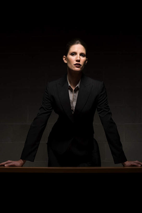 西方人,一个人,商务人士,商务女性,办公室,站,竖图,室内,夜晚,正面,家具,桌子,照明,欧洲,欧洲人,仅一个年轻女性,仅一个女性,仅一个人,撑,阴影,套装,光线,影子,办公桌,墙,灯光,注视,墙壁,墙面,灯,灯具,观察,看,站着,观看,聚光灯,照亮,察看,撑着,照明设备,关注,商务装,工薪阶层,办公家具,年轻女性,女人,女性,白种人,白领,上班族,站立,半身,彩图