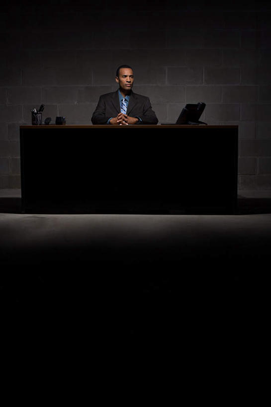 西方人,一个人,商务人士,商务男性,办公室,坐,双手交叉,竖图,室内,夜晚,仰视,衬衫,电脑,笔记本电脑,家具,桌子,照明,欧洲,非洲,黑人,欧洲人,仅一个男性,仅一个人,仅一个中年男性,阴影,套装,光线,网络,影子,办公桌,墙,灯光,注视,通讯设备,墙壁,墙面,灯,灯具,观察,看,观看,聚光灯,照亮,察看,无线,照明设备,关注,通信设备,商务装,无线网络,无线上网,便携式电脑,工薪阶层,办公家具,手提电脑,男人,男性,中年男性,非洲人,白领,上班族,十字手,坐着,彩图,低角度拍摄,全身,衬衣