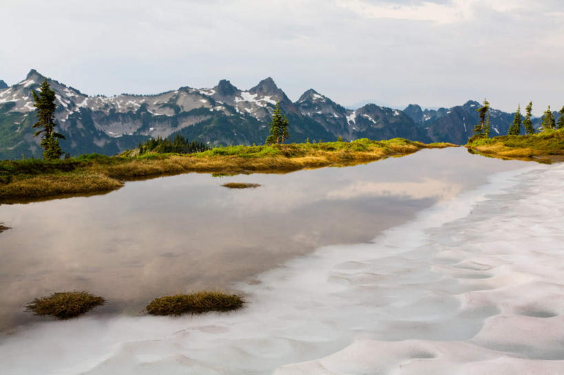 无人,横图,室外,白天,正面,旅游,度假,草地,草坪,湖,湖泊,火山,石头,美景,山,水,雪,雪山,植物,大雪,华盛顿,美国,石子,冰,湖面,积雪,景观,山峰,水流,水面,雪景,冬季,冬天,山峦,娱乐,草,树,树木,绿色,自然,湖水,享受,休闲,景色,放松,寒冷,生长,成长,冰冷,北美,北美洲,自然风光,美洲,华盛顿州,西雅图,雷尼尔山国家公园,瑞尼尔山国家公园,常绿之州,常青州,北亚美利加洲,亚美利加洲,严寒,冰凉,酷寒,凛冽,凛凛,极冷,绿宝石城,翡翠之城,雨城,常绿之城,阿拉斯加门户,女王之城,喷气机之城,常青城,活火山,石块,岩石,彩图