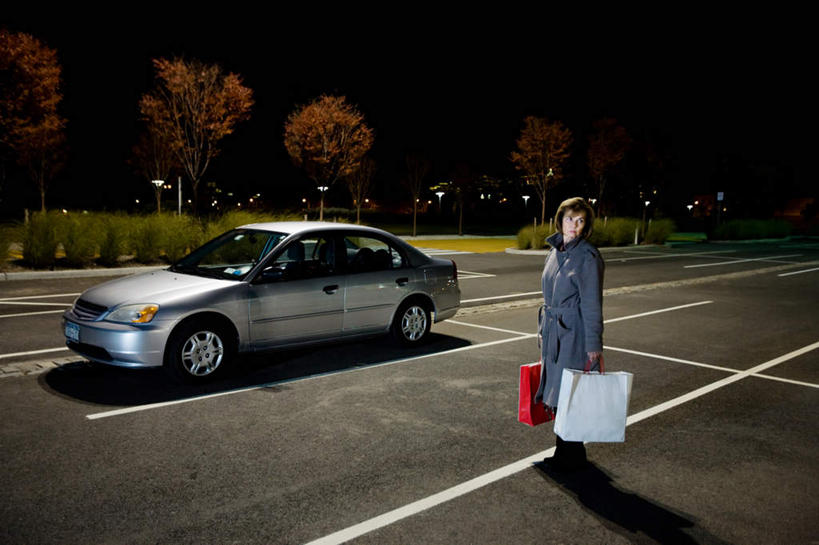 西方人,一个人,站,横图,室外,夜晚,正面,购物,消费,草地,草坪,植物,道路,路,路灯,公路,汽车,袋子,照明,欧洲,欧洲人,仅一个女性,仅一个人,一辆,握,阴影,服装,光线,包装袋,手提袋,影子,灯光,分界线,购物袋,停车线,交通,拿,拿着,注视,休闲装,车,灯,草,树,树木,衣服,绿色,自然,交通工具,轿车,观察,看,站着,休闲,休闲服,握着,金融,服饰,仅一个老年女性,生长,成长,观看,车行道,车行道分界线,照亮,察看,照明设备,购买,关注,载具,标线,贸易,车行线,老年女性,女人,女性,白种人,马路,站立,彩图,全身