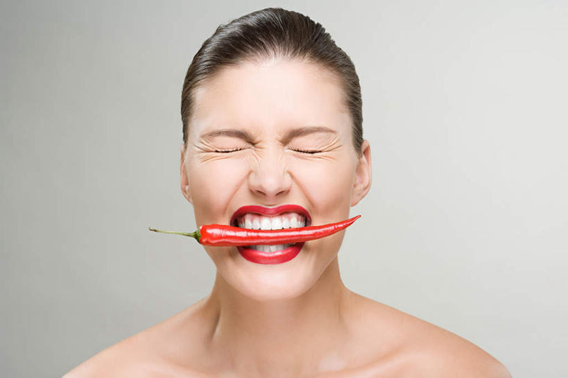 西方人,脸,头,脸颊,脖子,一个人,站,闭眼,横图,室内,特写,白天,正面,化妆,美容,辣椒,蔬菜,欧洲,欧洲人,仅一个年轻女性,仅一个女性,仅一个人,护肤,咬,灰色背景,新鲜,食品,裸露,肩膀,食物,一个,红色,彩妆,口红,站着,保养,享受,休闲,放松,保健,摄影,有机食品,绿色食品,影棚,单个,咬着,裸,养颜,辣角,红海椒,大椒,辣虎,广椒,年轻女性,女人,女性,白种人,头部,脖,颈,颈部,脸部,脸蛋,面部,辣子,红辣椒,海椒,番椒,闭眼睛,闭着眼,闭着眼睛,站立,半身,彩图,影棚拍摄,拍摄