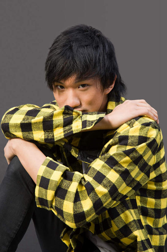 东方人,一个人,坐,竖图,室外,白天,正面,衬衫,亚洲,仅一个男性,仅一个人,灰色背景,服装,格纹,注视,黄种人,仅一个年轻男性,衣服,黄色,黑色,观察,看,搭,摄影,服饰,影棚,观看,察看,衣着,穿着,搭着,关注,衣饰,男人,男性,年轻男性,亚洲人,坐着,半身,彩图,影棚拍摄,衬衣,拍摄