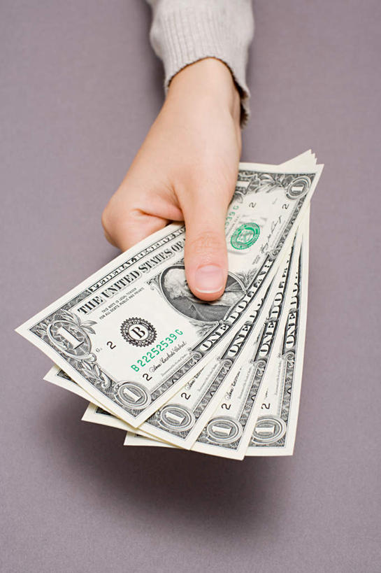 西方人,手,一个人,竖图,俯视,室内,特写,白天,钱,美元,欧洲,欧洲人,仅一个女性,仅一个人,一排,许多,握,灰色背景,整齐,英文,标志,钱币,数字,文字,字符,字母,很多,美金,拿,拿着,标识,排列,仅一个中年女性,手部,握着,钞票,金融,纸币,摄影,阿拉伯数字,影棚,经济,英文字母,单手,队列,美圆,流通,纸钞,贸易,货币,现金,女人,女性,中年女性,白种人,半身,彩图,高角度拍摄,影棚拍摄,拍摄