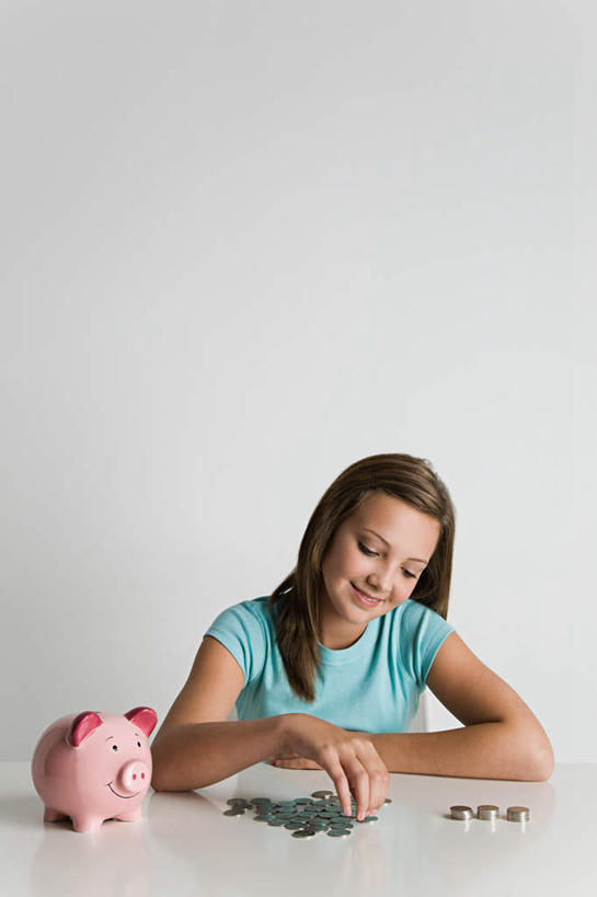 西方人,儿童,一个人,坐,笑,微笑,竖图,室内,白天,白色背景,正面,纯洁,钱,桌子,欧洲,欧洲人,仅一个女性,仅一个人,握,服装,钱币,拿,拿着,注视,休闲装,书桌,一个,小孩,衣服,蓝色,课桌,容器,观察,看,仅一个小孩,休闲,休闲服,储蓄罐,器皿,可爱,童年,童趣,储蓄,存钱,握着,金融,理财,摄影,服饰,影棚,经济,单个,观看,察看,资金,存钱罐,关注,存款,流通,贸易,童真,烂漫,无邪,贮钱罐,储钱罐,扑满,天真,货币,现金,硬币,女孩,女人,女性,白种人,孩子,坐着,半身,彩图,影棚拍摄,拍摄,女生