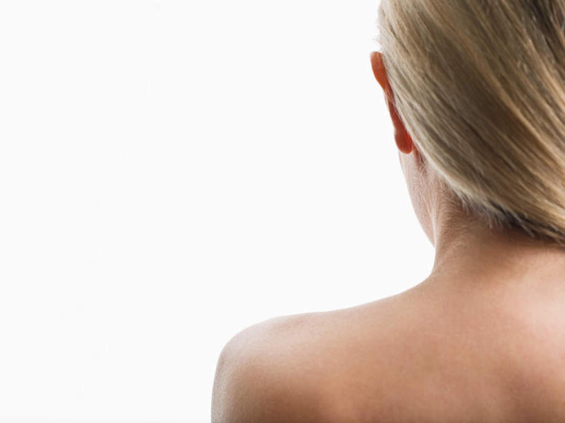 西方人,耳朵,脖子,一个人,横图,室内,特写,白天,白色背景,欧洲,欧洲人,仅一个年轻女性,仅一个女性,仅一个人,裸露,肩膀,背面,金色,摄影,影棚,裸,年轻女性,女人,女性,白种人,长发,直发,脖,耳,耳部,颈,颈部,半身,彩图,影棚拍摄,拍摄