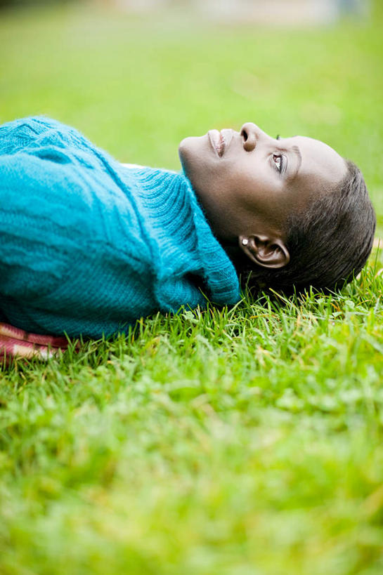 西方人,脸,头,脸颊,一个人,躺,闭眼,睡,竖图,俯视,室外,特写,白天,草地,草坪,植物,欧洲,非洲,黑人,欧洲人,仅一个女性,仅一个人,服装,朦胧,模糊,休闲装,肩膀,草,衣服,蓝色,绿色,仅一个中年女性,休闲,休闲服,服饰,卧着,女人,女性,中年女性,非洲人,头部,脸部,脸蛋,面部,闭眼睛,闭着眼,闭着眼睛,困,困觉,寝息,睡觉,躺着,卧,半身,彩图,高角度拍摄