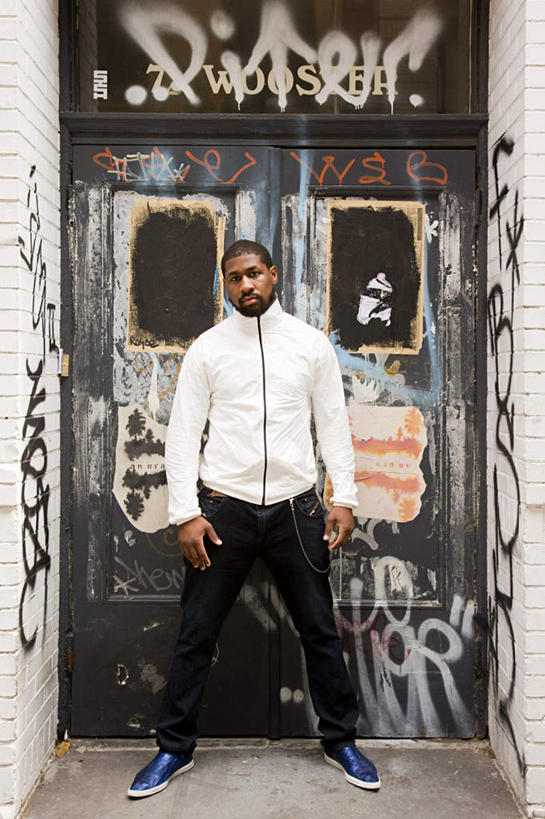 西方人,一个人,站,竖图,室外,白天,正面,抽象,绘画,窗户,门,欧洲,非洲,黑人,欧洲人,仅一个男性,仅一个人,仅一个中年男性,服装,艺术,彩绘,图案,墙,艺术品,古典,注视,休闲装,文化,玻璃窗,墙壁,墙面,衣服,工艺品,门框,观察,看,品味,站着,休闲,概念,休闲服,服饰,观看,张开双腿,美术,察看,高雅,关注,美学,图文,展开双腿,男人,男性,中年男性,非洲人,站立,彩图,全身,涂鸦,伸展双腿