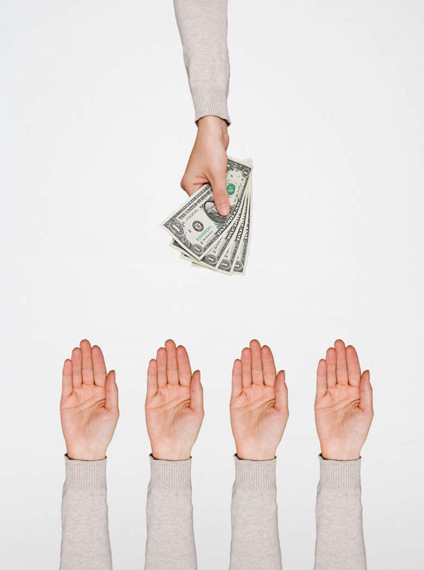 西方人,手,竖图,室内,白天,白色背景,正面,钱,美元,欧洲,欧洲人,五个人,一排,许多,握,整齐,钱币,很多,许多人,美金,拿,拿着,排列,一群人,手部,握着,钞票,金融,纸币,摄影,影棚,经济,队列,美圆,流通,纸钞,贸易,货币,现金,年轻女性,女人,女性,白种人,半身,彩图,影棚拍摄,拍摄