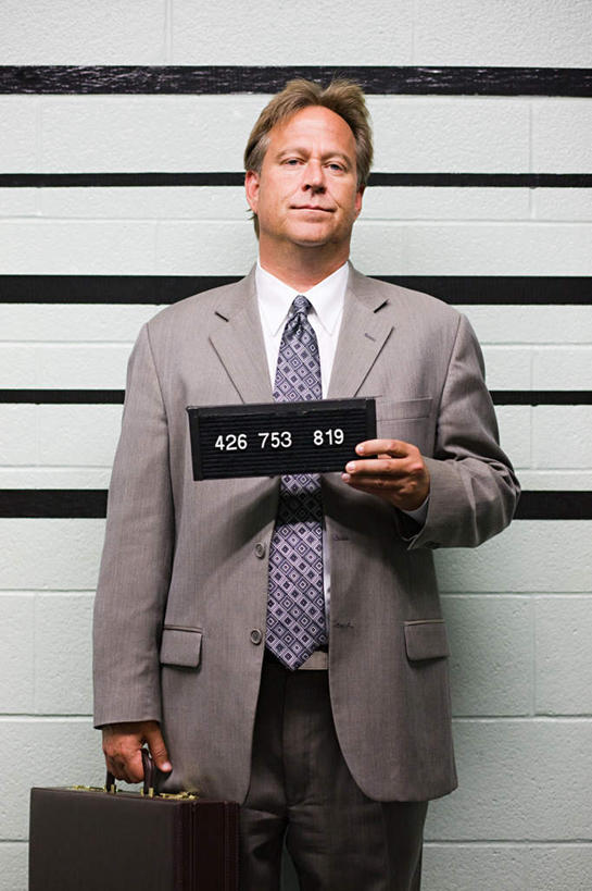 西方人,一个人,商务人士,商务男性,站,竖图,室内,白天,正面,衬衫,欧洲,欧洲人,仅一个男性,仅一个人,仅一个中年男性,握,套装,包,标志,材料,档案,公文包,数字,文件,文字,纸,字符,墙,拿,拿着,注视,标识,墙壁,墙面,手稿,资料,观察,看,站着,握着,阿拉伯数字,公事包,观看,证明,察看,关注,文档,商务装,工薪阶层,男人,男性,中年男性,白种人,白领,上班族,站立,半身,彩图,衬衣