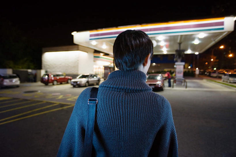 西方人,一个人,站,横图,室外,夜晚,道路,路,路灯,公路,汽车,照明,欧洲,欧洲人,仅一个年轻女性,仅一个女性,仅一个人,阴影,服装,光线,影子,灯光,分界线,停车线,交通,休闲装,车,灯,背面,衣服,蓝色,交通工具,轿车,站着,休闲,休闲服,服饰,加油站,能源,车行道,车行道分界线,照亮,燃料,资源,照明设备,载具,标线,能量,汽油,车行线,燃油,年轻女性,女人,女性,白种人,马路,站立,半身,彩图