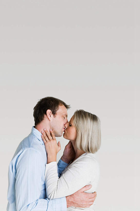 西方人,中年人,两个人,家庭,夫妻,站,闭眼,抱,吻,竖图,室内,白天,白色背景,侧面,爱情,欧洲,欧洲人,服装,浪漫,休闲装,相视,衣服,站着,休闲,温暖,温馨,一家人,面对面,休闲服,恩爱,恋人,摄影,服饰,影棚,抱着,对视,和睦,搂着,相对,相看,男人,男性,女人,女性,中年男性,中年女性,白种人,夫妇,情侣,闭眼睛,闭着眼,闭着眼睛,怀抱,接吻,搂,搂抱,亲,亲吻,亲嘴,相抱,拥抱,站立,半身,彩图,影棚拍摄,拍摄,伴侣,融洽