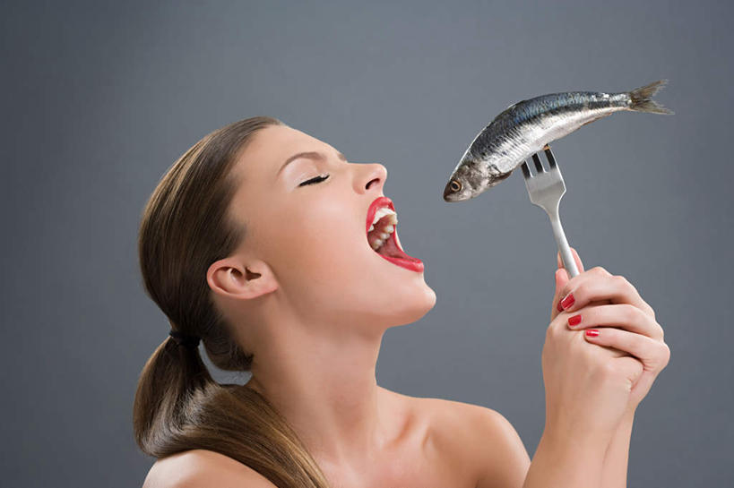 海鲜,西方人,脸,头,脸颊,手,一个人,站,闭眼,横图,室内,特写,白天,正面,化妆,美容,餐具,欧洲,欧洲人,双手,仅一个年轻女性,仅一个女性,仅一个人,一条,护肤,握,灰色背景,装饰,鱼,叉子,拿,指甲油,拿着,水产,鱼类,裸露,肩膀,海洋生物,一个,彩妆,口红,站着,张嘴,保养,享受,休闲,手部,放松,握着,保健,摄影,影棚,单个,华丽,修饰,点缀,水生动物,海产品,裸,水生物,张大嘴巴,海底动物,餐叉,养颜,衬托,美观,雅致,雅观,年轻女性,女人,女性,白种人,头部,脸部,脸蛋,面部,进餐用具,张开嘴,闭眼睛,闭着眼,闭着眼睛,站立,半身,彩图,影棚拍摄,拍摄