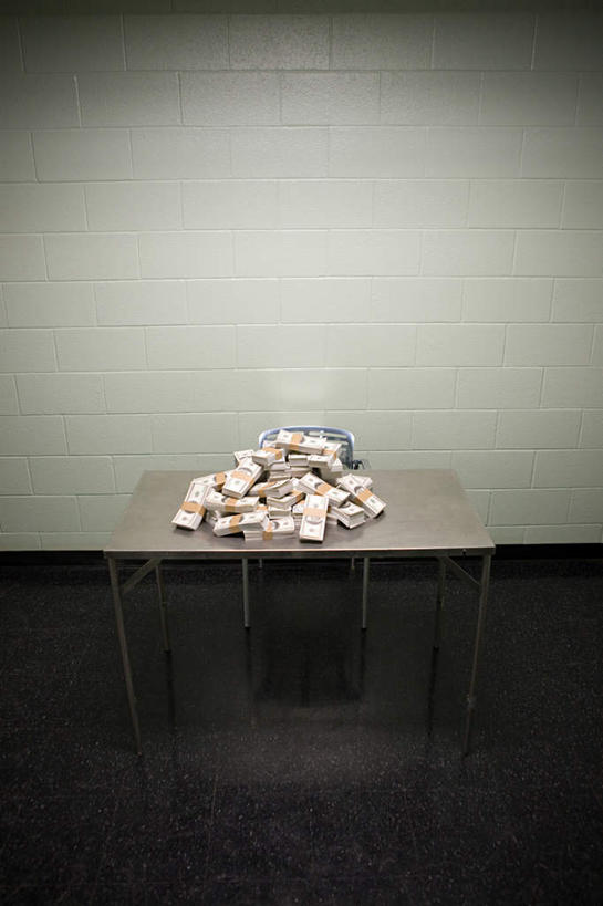 无人,办公室,竖图,俯视,室内,白天,钱,美元,家具,桌子,静物,一堆,许多,阴影,堆叠,堆积,光线,钱币,影子,办公桌,墙,灯光,很多,美金,墙壁,墙面,钞票,金融,纸币,经济,堆,美圆,流通,纸钞,贸易,办公家具,货币,现金,彩图,高角度拍摄
