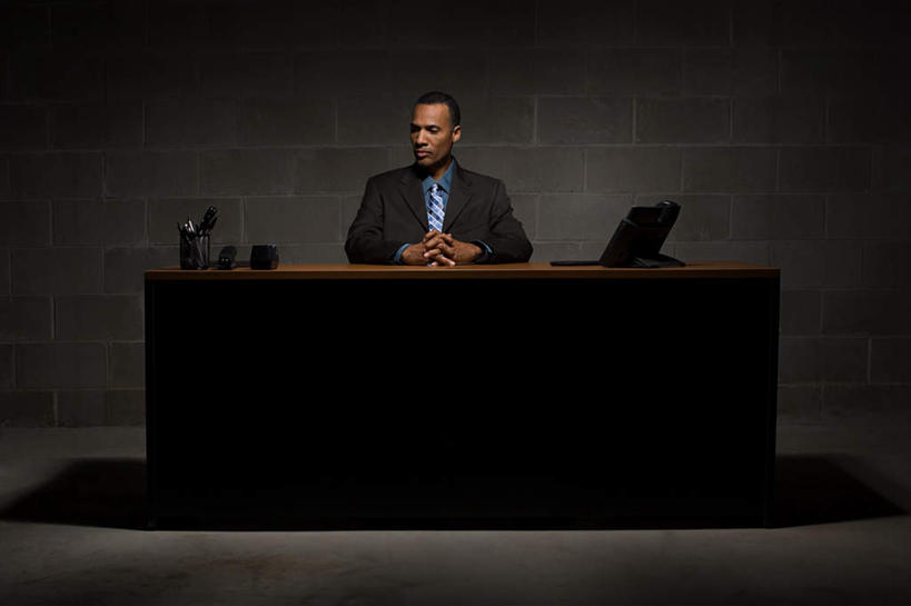 西方人,一个人,商务人士,商务男性,办公室,坐,双手交叉,横图,室内,白天,正面,衬衫,电脑,笔记本电脑,家具,桌子,照明,欧洲,非洲,黑人,欧洲人,仅一个男性,仅一个人,仅一个中年男性,阴影,套装,光线,网络,影子,办公桌,墙,灯光,注视,通讯设备,墙壁,墙面,灯,灯具,观察,看,观看,聚光灯,照亮,察看,无线,照明设备,关注,通信设备,商务装,无线网络,无线上网,便携式电脑,工薪阶层,办公家具,手提电脑,男人,男性,中年男性,非洲人,白领,上班族,十字手,坐着,彩图,全身,衬衣