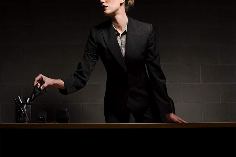 西方人,一个人,商务人士,商务女性,办公室,站,横图,室内,白天,正面,家具,桌子,照明,欧洲,欧洲人,仅一个年轻女性,仅一个女性,仅一个人,握,修剪,阴影,套装,光线,工具,剪刀,影子,办公桌,墙,灯光,拿,拿着,墙壁,墙面,灯,灯具,站着,握着,聚光灯,裁剪,照亮,剪子,剪裁,切割,照明设备,商务装,工薪阶层,办公家具,年轻女性,女人,女性,白种人,白领,上班族,站立,半身,彩图