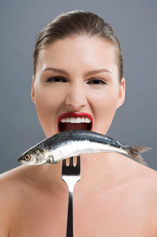 海鲜,西方人,脸,头,脸颊,一个人,笑,微笑,露齿笑,竖图,室内,特写,白天,正面,化妆,美容,餐具,欧洲,欧洲人,仅一个年轻女性,仅一个女性,仅一个人,一条,护肤,灰色背景,鱼,叉子,注视,水产,鱼类,裸露,肩膀,海洋生物,一个,彩妆,口红,观察,看,张嘴,保养,享受,休闲,放松,保健,摄影,影棚,单个,观看,察看,关注,水生动物,海产品,裸,水生物,张大嘴巴,海底动物,餐叉,养颜,年轻女性,女人,女性,白种人,头部,脸部,脸蛋,面部,进餐用具,张开嘴,半身,彩图,影棚拍摄,拍摄