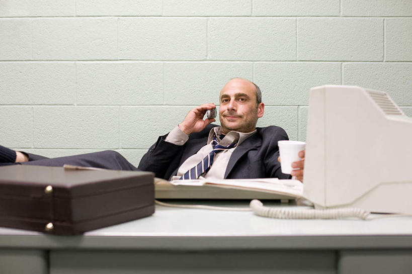 咖啡,西方人,一个人,商务人士,商务男性,办公室,坐,打电话,横图,室内,白天,正面,衬衫,幸福,电脑,显示器,鼠标,键盘,家具,桌子,杯子,电话,欧洲,欧洲人,仅一个男性,仅一个人,仅一个中年男性,握,套装,网络,包,公文包,办公桌,墙,拿,拿着,注视,娱乐,输入设备,通讯设备,墙壁,墙面,饮料,话筒,纸制品,观察,看,享受,休闲,温馨,电话线,台式电脑,放松,乐趣,握着,公事包,观看,纸杯,察看,提神,舒适,关注,一次性杯子,醒脑,通信设备,商务装,工薪阶层,输出设备,办公家具,软饮料,交流,男人,男性,中年男性,白种人,白领,上班族,电话机,沟通,通话,坐着,半身,彩图,衬衣