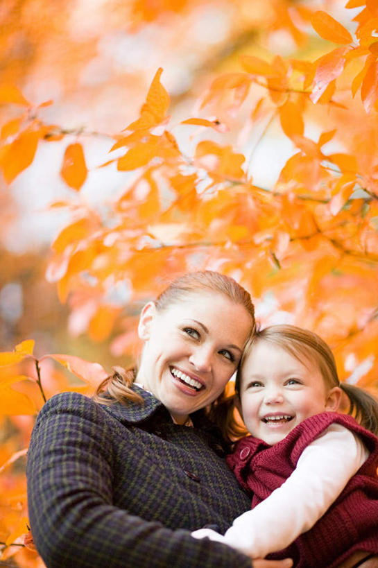 西方人,儿童,两个人,家庭,母亲,女儿,站,抱,笑,微笑,露齿笑,竖图,室外,白天,仰视,纯洁,秋季,植物,叶子,欧洲,欧洲人,阴影,服装,朦胧,模糊,光线,影子,枯叶,落叶,注视,休闲装,树,树木,小孩,衣服,红色,绿色,阳光,自然,观察,看,站着,休闲,温暖,温馨,母女,一家人,休闲服,可爱,母爱,童年,童趣,服饰,生长,成长,抱着,观看,和睦,察看,搂着,关注,童真,烂漫,无邪,天真,年轻女性,女孩,女人,女性,白种人,孩子,年轻人,叶,叶片,秋,秋天,怀抱,搂,搂抱,相抱,拥抱,站立,半身,彩图,低角度拍摄,融洽,女生