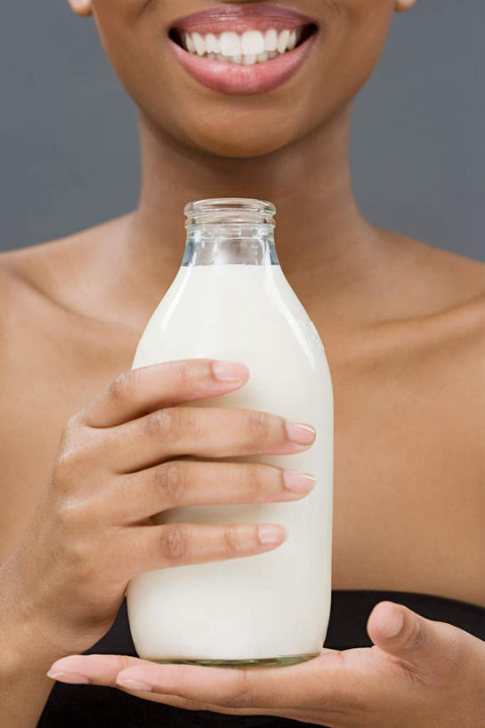 牛奶,西方人,嘴,脖子,手,一个人,站,捧,笑,微笑,露齿笑,竖图,室内,特写,白天,正面,欧洲,非洲,黑人,欧洲人,双手,仅一个年轻女性,仅一个女性,仅一个人,灰色背景,服装,罐子,饮品,营养,肩膀,玻璃制品,饮料,衣服,黑色,抹胸,玻璃瓶,瓶子,站着,手部,摄影,服饰,影棚,一瓶,乳制品,衣着,奶,牛乳,穿着,安神,衣饰,年轻女性,女人,女性,非洲人,脖,颈,颈部,口,口腔,嘴巴,嘴唇,端,端着,捧着,手捧,站立,半身,彩图,影棚拍摄,拍摄