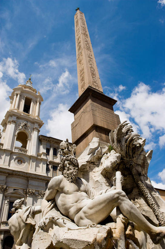 无人,家,竖图,室外,白天,仰视,旅游,度假,水,标志建筑,地标,建筑,喷泉,雕塑,西班牙,欧洲,阴影,飞溅,艺术,装饰,溅,光线,雕刻,雕像,液体,影子,房屋,屋子,景观,水滴,云,云朵,首都,云彩,文化,娱乐,建设,楼房,住宅,水珠,蓝色,白云,蓝天,天空,阳光,工艺品,天,品味,享受,休闲,马德里,旅游胜地,放松,晴朗,纪念,美术,南欧,喷洒,主题,水景,陈列,海王星喷泉,西班牙王国,功能,美学,美观,马德里自治区,设计,晴空,彩图,低角度拍摄,房子