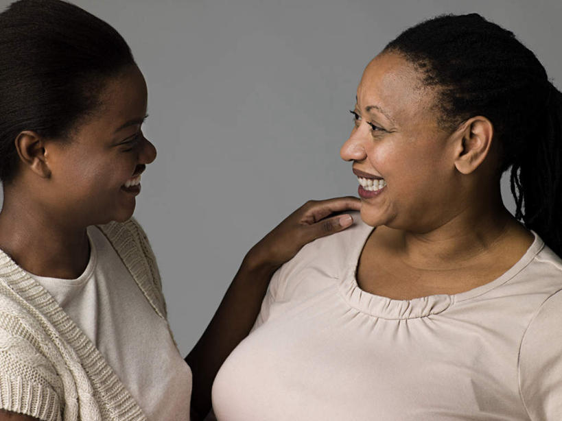 西方人,两个人,伙伴,朋友,站,笑,微笑,露齿笑,横图,室内,白天,正面,友谊,欧洲,非洲,黑人,欧洲人,灰色背景,服装,注视,休闲装,相视,衣服,白色,观察,看,站着,休闲,面对面,休闲服,搭,摄影,服饰,影棚,观看,对视,察看,搭着,关注,相对,相看,友情,年轻女性,女人,女性,非洲人,站立,半身,彩图,影棚拍摄,拍摄