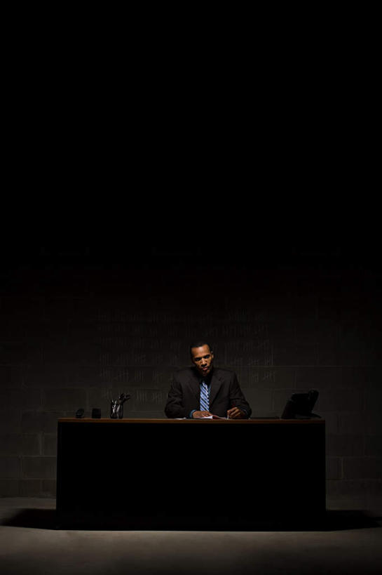 西方人,一个人,商务人士,商务男性,办公室,坐,双手交叉,竖图,室内,夜晚,正面,衬衫,电脑,笔记本电脑,家具,桌子,照明,欧洲,非洲,黑人,欧洲人,仅一个男性,仅一个人,仅一个中年男性,阴影,套装,光线,网络,影子,办公桌,墙,灯光,注视,通讯设备,墙壁,墙面,灯,灯具,观察,看,观看,聚光灯,照亮,察看,无线,照明设备,关注,通信设备,商务装,无线网络,无线上网,便携式电脑,工薪阶层,办公家具,手提电脑,男人,男性,中年男性,非洲人,白领,上班族,十字手,坐着,彩图,全身,衬衣