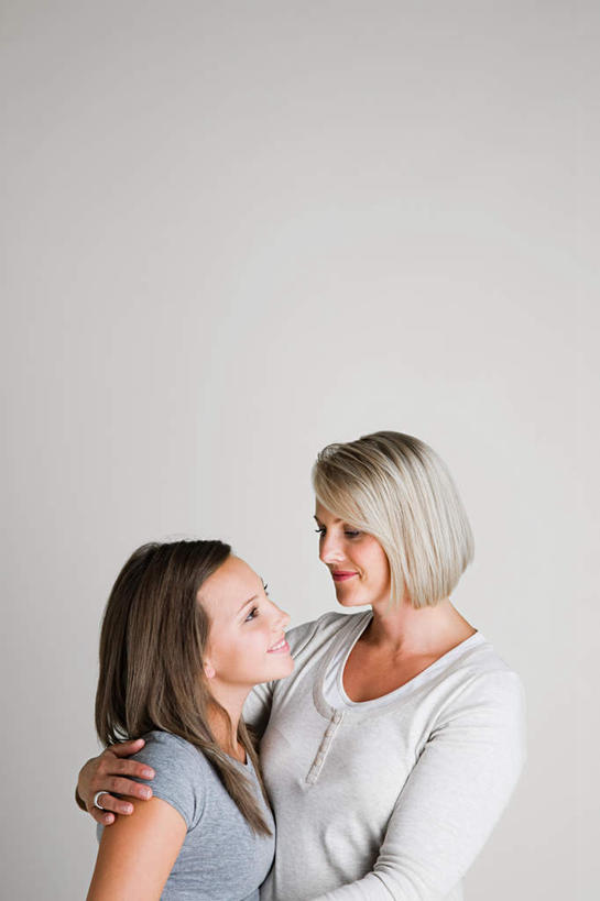 西方人,儿童,老年人,两个人,家庭,祖母,站,抱,笑,微笑,露齿笑,竖图,室内,白天,白色背景,正面,纯洁,欧洲,欧洲人,服装,注视,休闲装,小孩,衣服,观察,看,站着,休闲,温暖,温馨,一家人,休闲服,可爱,童年,童趣,摄影,服饰,影棚,奶奶,抱着,观看,祖孙,和睦,察看,搂着,关注,童真,烂漫,无邪,外婆,外孙女,外祖母,天真,老年女性,女孩,女人,女性,白种人,孩子,孙女,怀抱,搂,搂抱,相抱,拥抱,站立,半身,彩图,影棚拍摄,拍摄,融洽,女生