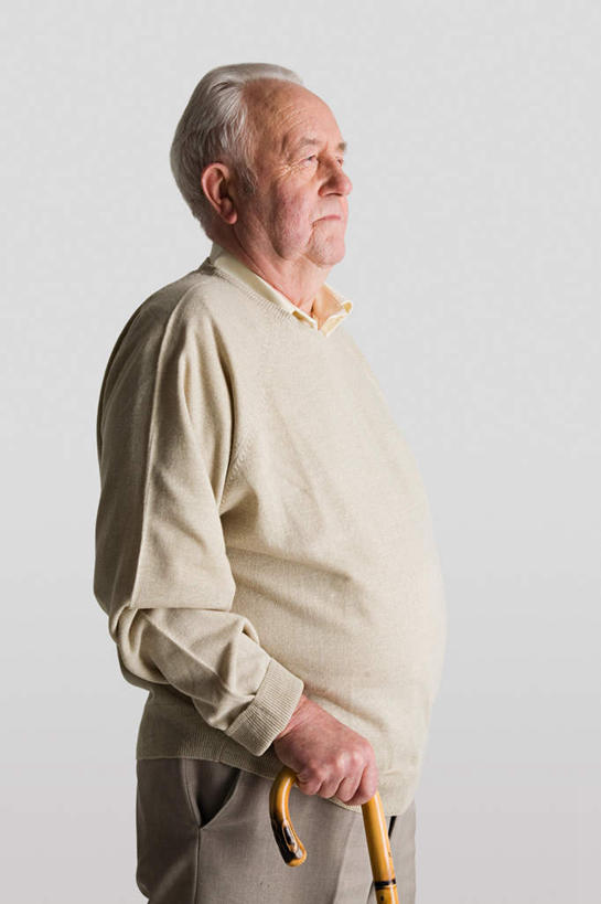 西方人,一个人,站,竖图,室内,白天,白色背景,侧面,欧洲,欧洲人,仅一个男性,仅一个人,握,服装,工具,拿,拿着,注视,休闲装,衣服,观察,看,站着,仅一个老年男性,休闲,休闲服,器械,握着,摄影,服饰,影棚,拐杖,观看,手杖,察看,关注,医疗器械,辅助设备,老年男性,男人,男性,白种人,站立,半身,彩图,影棚拍摄,拍摄