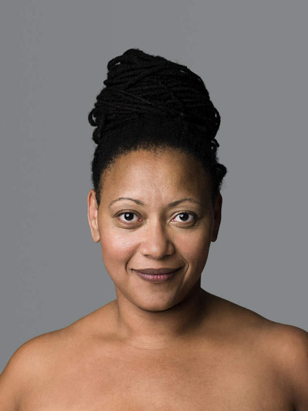 西方人,脸,头,脸颊,一个人,站,笑,微笑,竖图,室内,特写,白天,正面,欧洲,欧洲人,仅一个女性,仅一个人,灰色背景,注视,裸露,肩膀,黑色,观察,看,站着,仅一个中年女性,摄影,影棚,观看,盘发,察看,关注,裸,女人,女性,中年女性,白种人,头部,长发,脸部,脸蛋,面部,站立,半身,彩图,影棚拍摄,拍摄