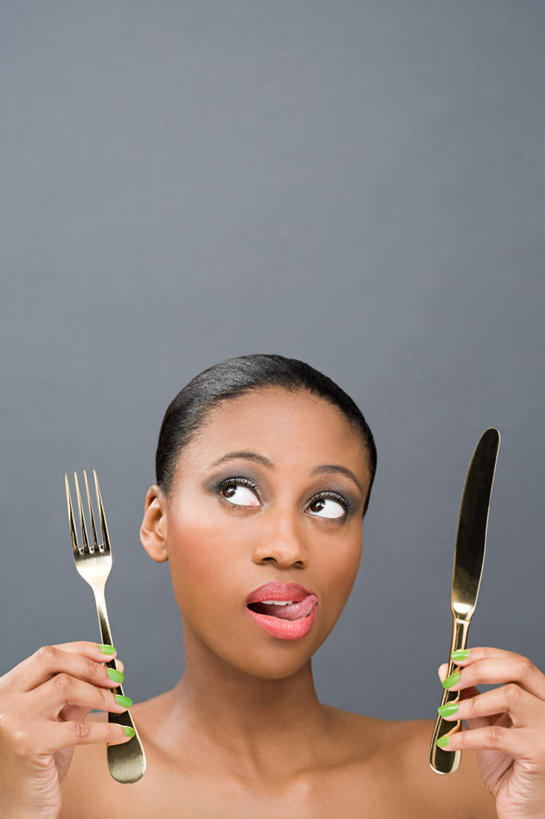 西方人,脸,头,脸颊,一个人,竖图,室内,特写,白天,正面,餐具,欧洲,非洲,黑人,欧洲人,仅一个女性,仅一个人,灰色背景,叉子,刀叉,刀子,注视,吐舌头,裸露,肩膀,一个,观察,看,仅一个中年女性,诱惑,舔,摄影,影棚,单个,观看,好奇,察看,关注,餐刀,裸,餐叉,女人,女性,中年女性,非洲人,舌头,头部,脸部,脸蛋,面部,进餐用具,半身,彩图,影棚拍摄,拍摄