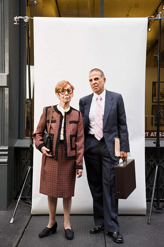 西方人,两个人,家庭,夫妻,商务人士,商务男性,站,竖图,室外,白天,正面,衬衫,爱情,欧洲,纽约,美国,欧洲人,套装,包,墨镜,眼镜,浪漫,旅行包,拎,注视,一个,白色,太阳镜,太阳眼镜,观察,看,站着,温暖,温馨,一家人,遮阳镜,恩爱,恋人,帷幕,单个,观看,和睦,察看,北美,北美洲,关注,帷幔,美洲,商务装,幕布,幕帘,工薪阶层,纽约州,帝国之州,帝国州,北亚美利加洲,亚美利加洲,两幅,旅游包,提包,帷幔布,老年男性,老年女性,男人,男性,女人,女性,白种人,夫妇,情侣,白领,上班族,站立,彩图,全身,衬衣,伴侣,融洽,拎着