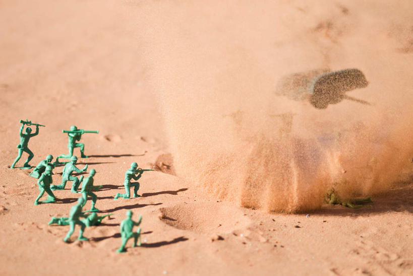 无人,站,举,横图,俯视,室内,特写,白天,西装,游戏,沙漠,玩具,士兵,握,阴影,套装,正装,反射,影子,许多人,拿,玩,拿着,注视,职业装,娱乐,模型,观察,看,托,站着,一群人,休闲,益智,握着,摄影,影棚,观看,活动,察看,发泄,关注,消遣,智力,部队,宣泄,兵士,男人,男性,年轻男性,大漠,砂漠,举起,举手,举着,玩耍,嬉戏,向上举,向上伸,向上托,站立,彩图,高角度拍摄,全身,影棚拍摄,拍摄