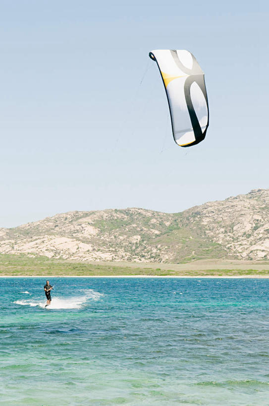 西方人,一个人,站,竖图,室外,白天,仰视,锻炼,旅游,度假,运动,海浪,海洋,山,山脉,意大利,欧洲,欧洲人,仅一个男性,仅一个人,服装,浪花,山峰,山峦,注视,休闲装,娱乐,极限运动,仅一个年轻男性,衣服,蓝色,蓝天,天空,海水,群山,天,观察,看,站着,享受,休闲,休闲服,放松,服饰,晴朗,观看,察看,关注,南欧,室外运动,户外运动,海景,冲浪风筝,万里无云,意大利共和国,撒丁岛,风筝冲浪,男人,男性,年轻男性,白种人,大海,风浪,海,海水的波动,近岸浪,涌浪,晴空,晴空万里,站立,彩图,低角度拍摄,全身,健身